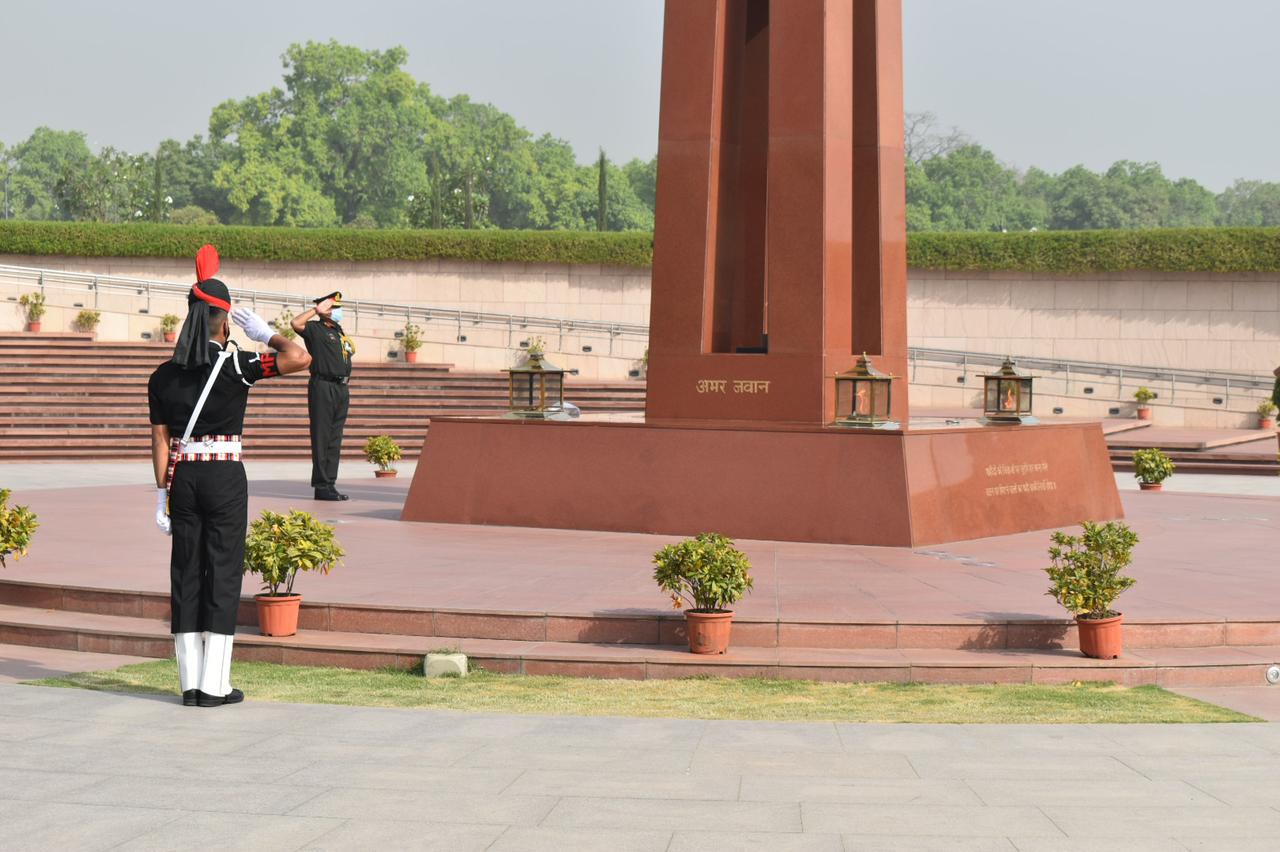 Lt Gen Harsha Gupta, UYSM, AVSM, YSM, VSM, Adjutant General paid homage to Bravehearts at NWM
