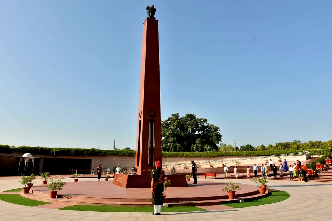 Officers from SS-64 & WES-10 Courses visited NWM and paid homage to Bravehearts on 05 Sep