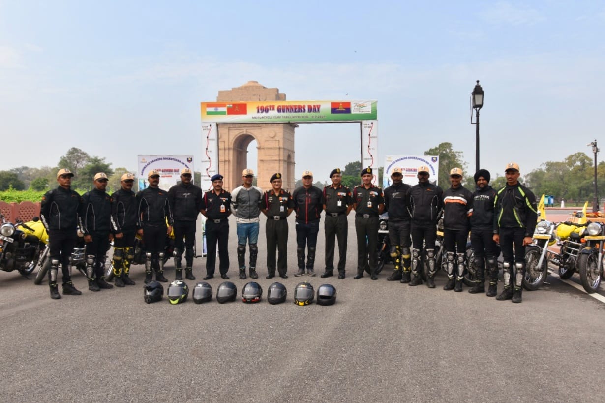 Lt Gen TK Chawla, AVSM, DG, Artillery flagged-in Motorcycle expedition at NWM on 21 Sep