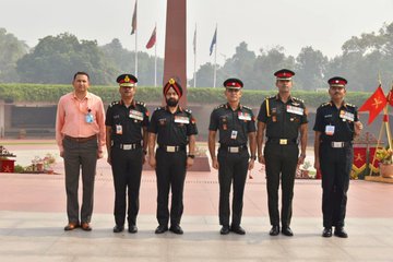 Maj Gen Devinder Pal Singh, Sena Medal, visited and paid homage to Bravehearts at NWM on 01 Nov 22