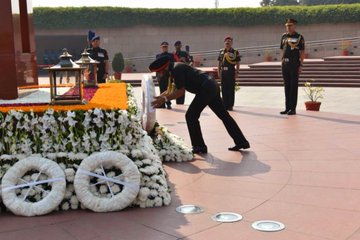Lt Gen Harpal Singh, PVSM, AVSM, VSM, ADC, E-in-C & Col Comdt, The Corps of Engineers, paid homage 