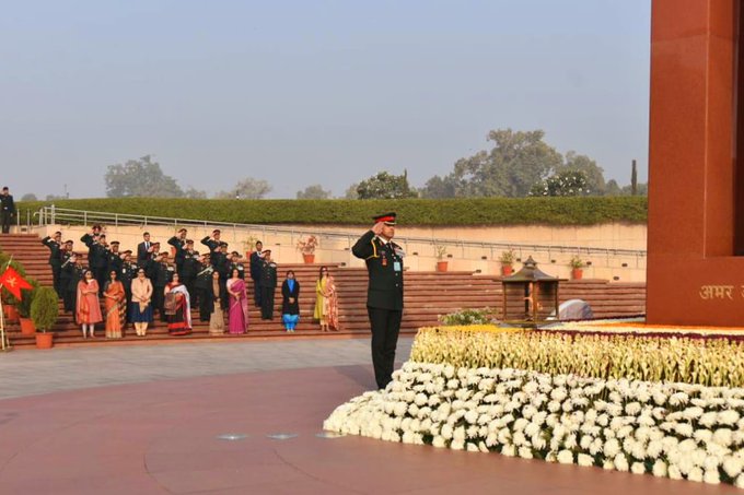Officers from 101 Regular & equivalent courses paid homage to Braveheartsat NWM on 06 Dec 22